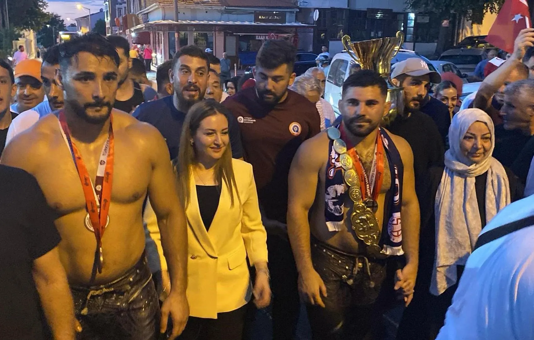 Erkan Taş altın kemerle hamam yolunda
