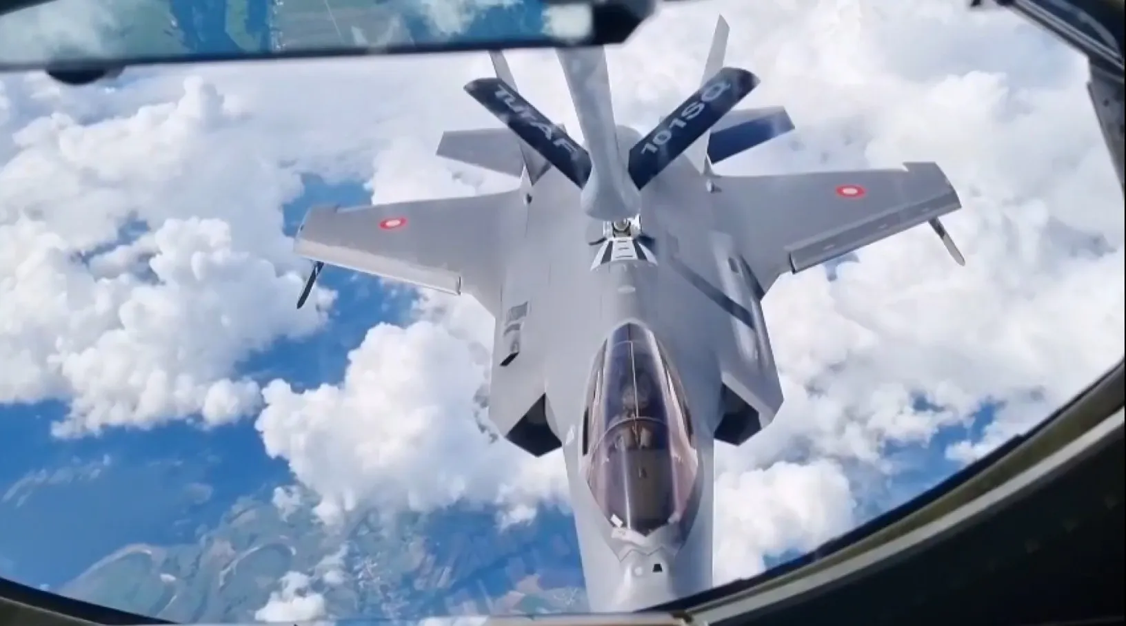 Türk savaş uçağı NATO semalarında Danimarka jetine yakıt verdi