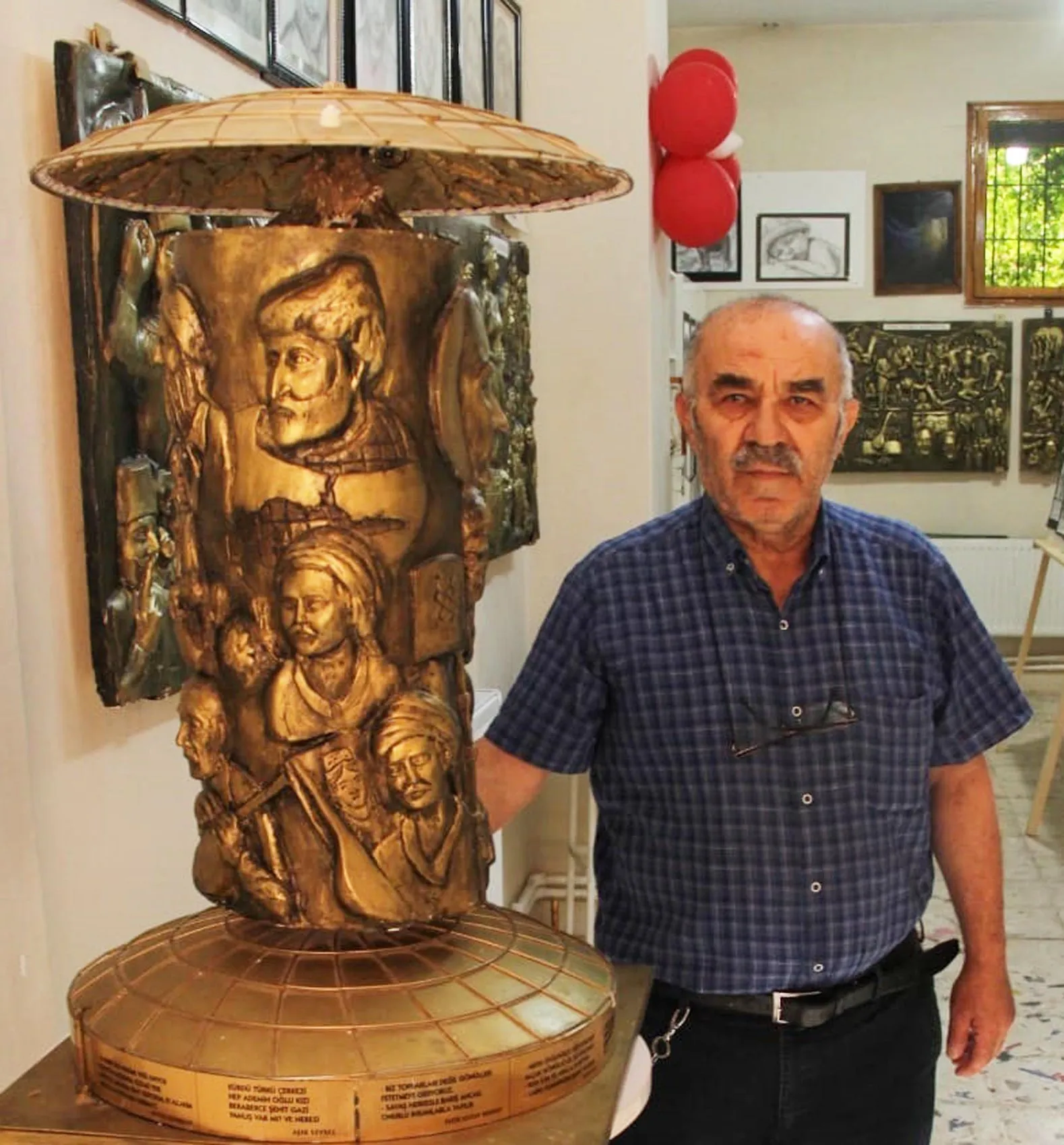 Emekli öğretmen sanatıyla toplumsal yaralara parmak basıyor