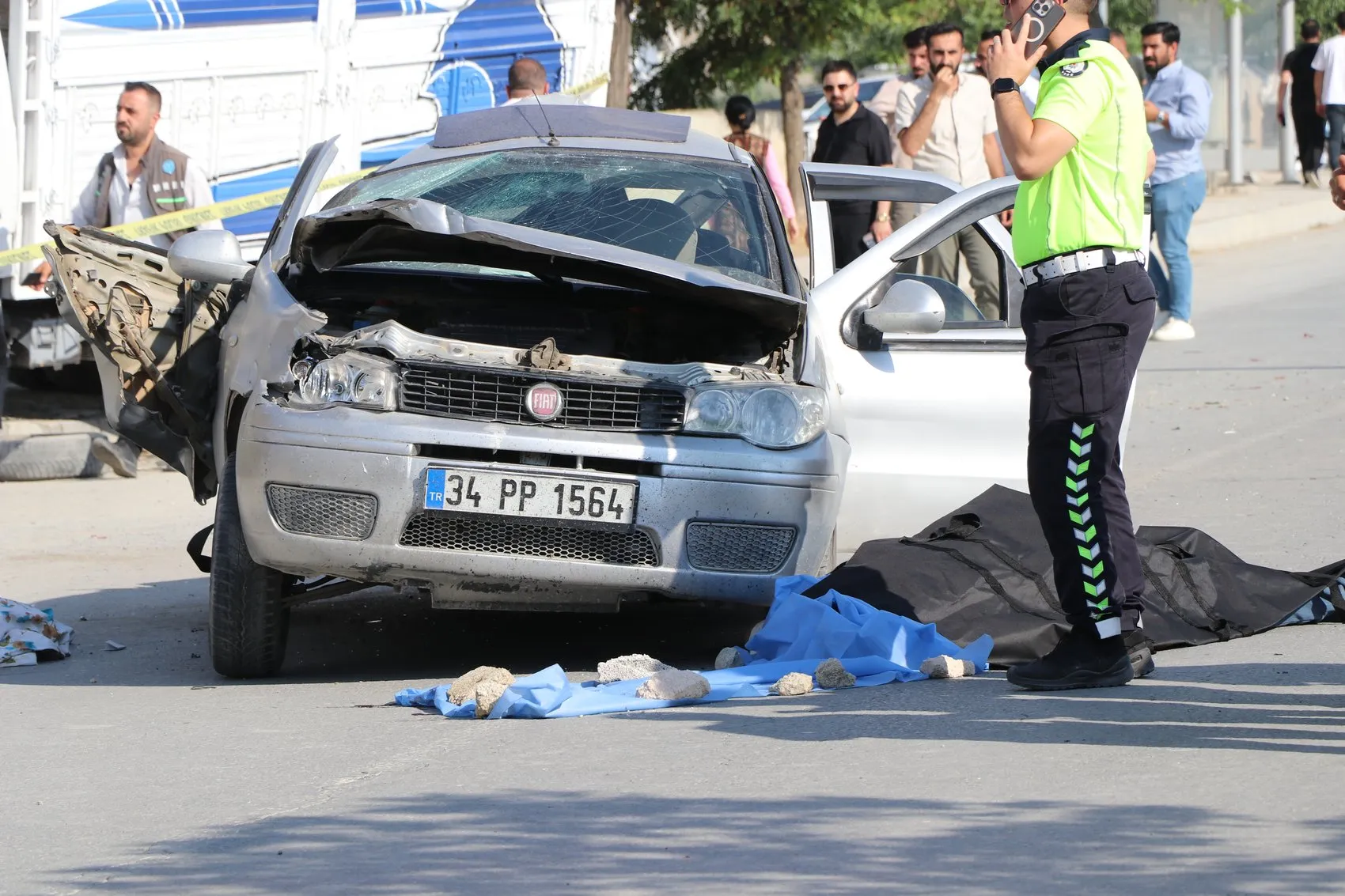 Van'da park halindeki kamyona çarpan otomobil can aldı