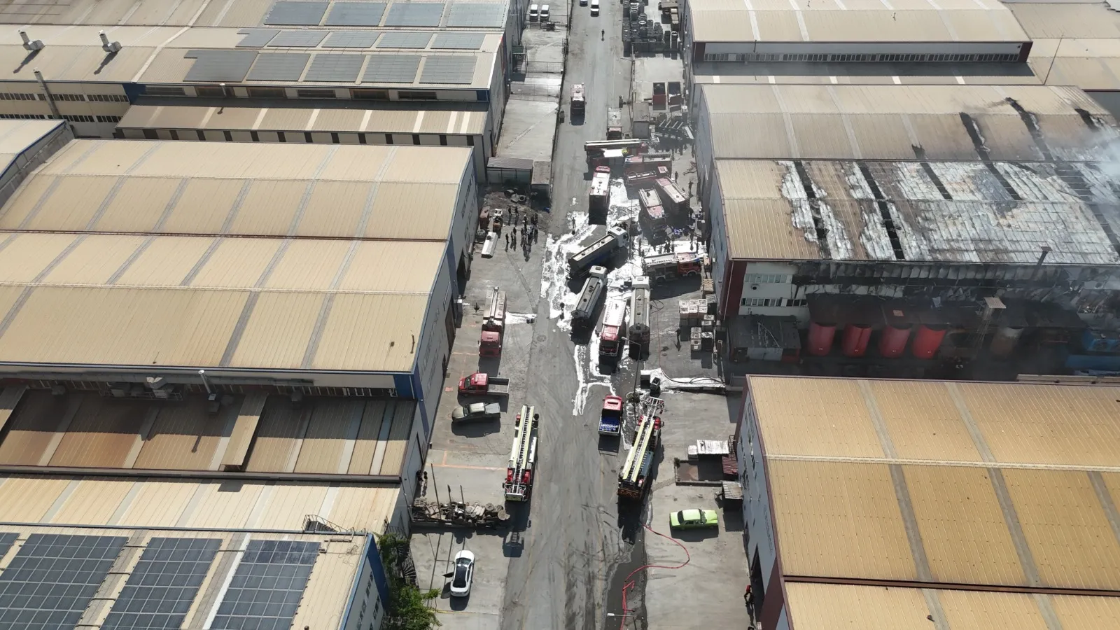 Ankara'da dev fabrika yangını gökyüzünü siyaha boyadı