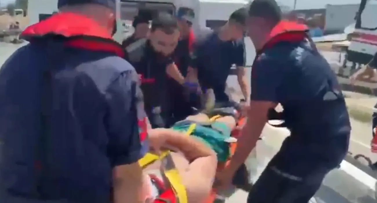 Hatay Dörtyol açıklarında boğulmak üzere olan genci ekipler kurtardı