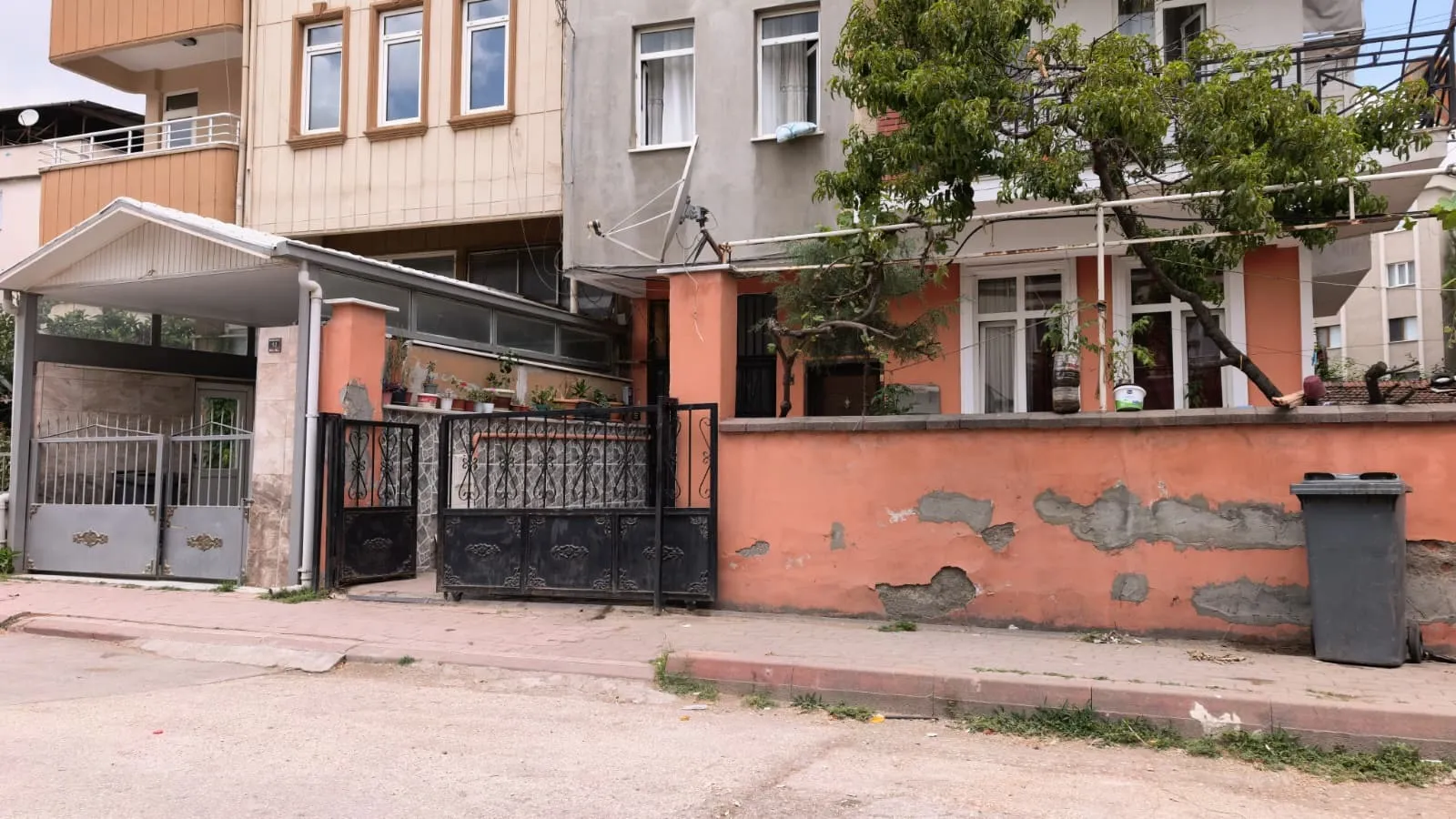İnegöl'de 150 kiloluk kapı 3 yaşındaki çocuğun üzerine devrildi