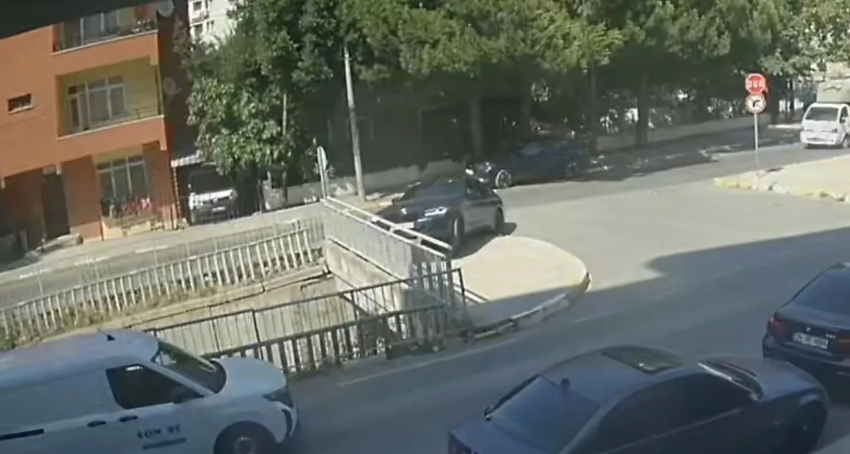 Pendik'te bariyerleri aşan otomobil dere yatağına uçtu