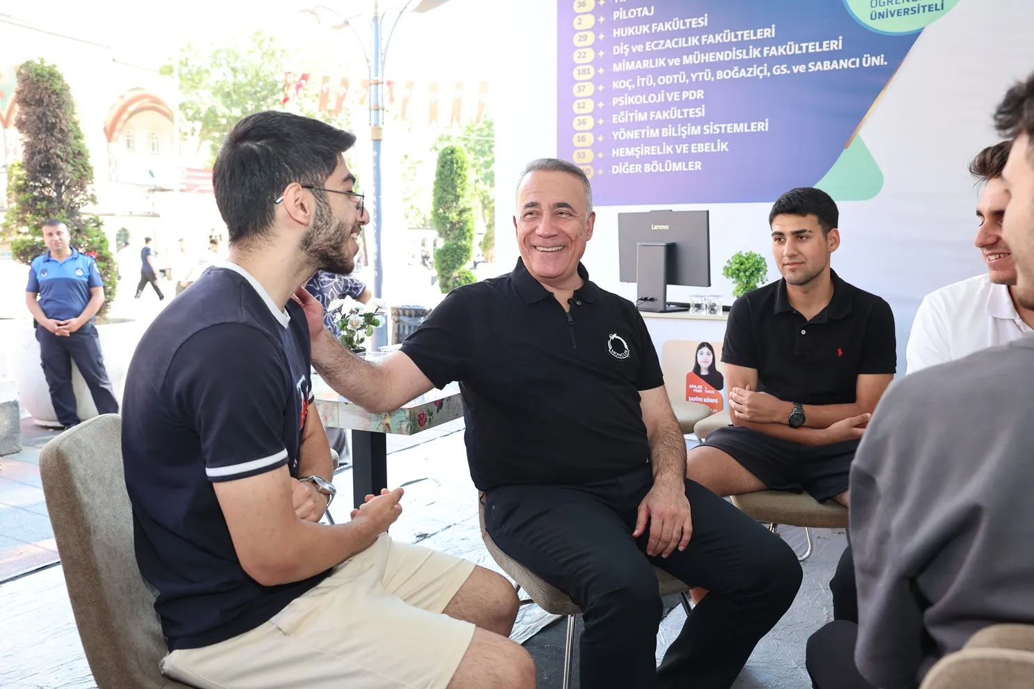 Sultangazi’de gençlerin tercih maratonuna belediye desteği