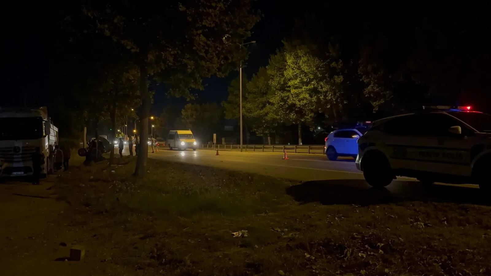 Sakarya’da kontrolden çıkan otomobil ağaca çarpıp ikiye bölündü