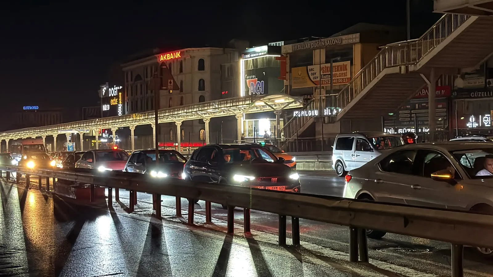 Küçükçekmece'de makas terörü trafiği birbirine kattı