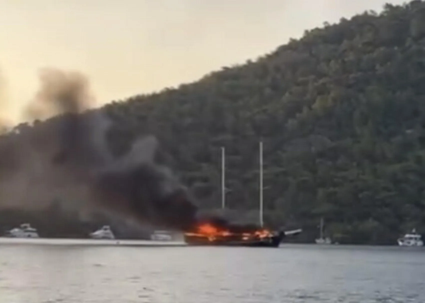 Göcek koyunda alevlere teslim olan lüks tekne battı