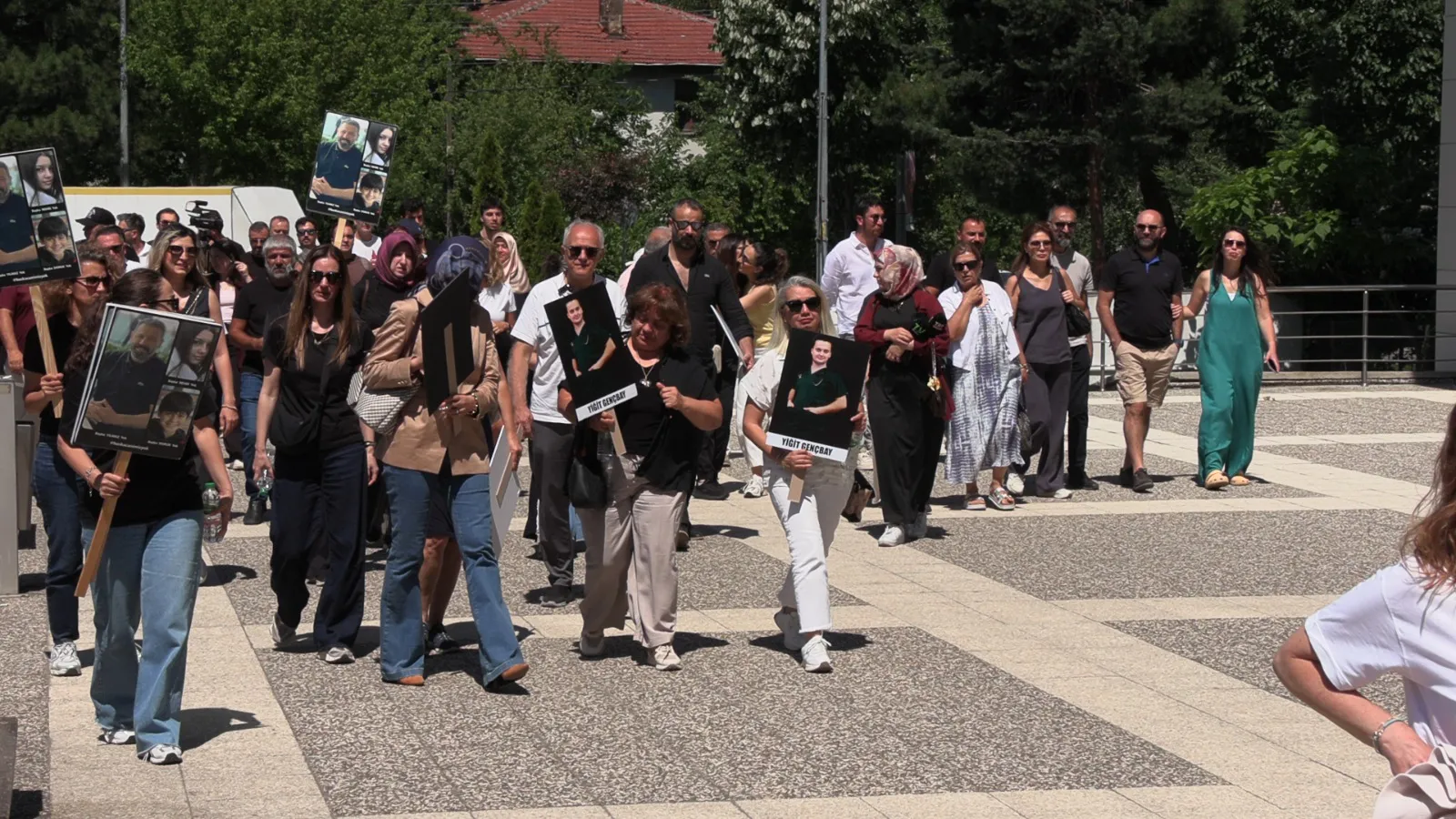 78 canın yasını tutan aileler adalet için Ankara yolunda