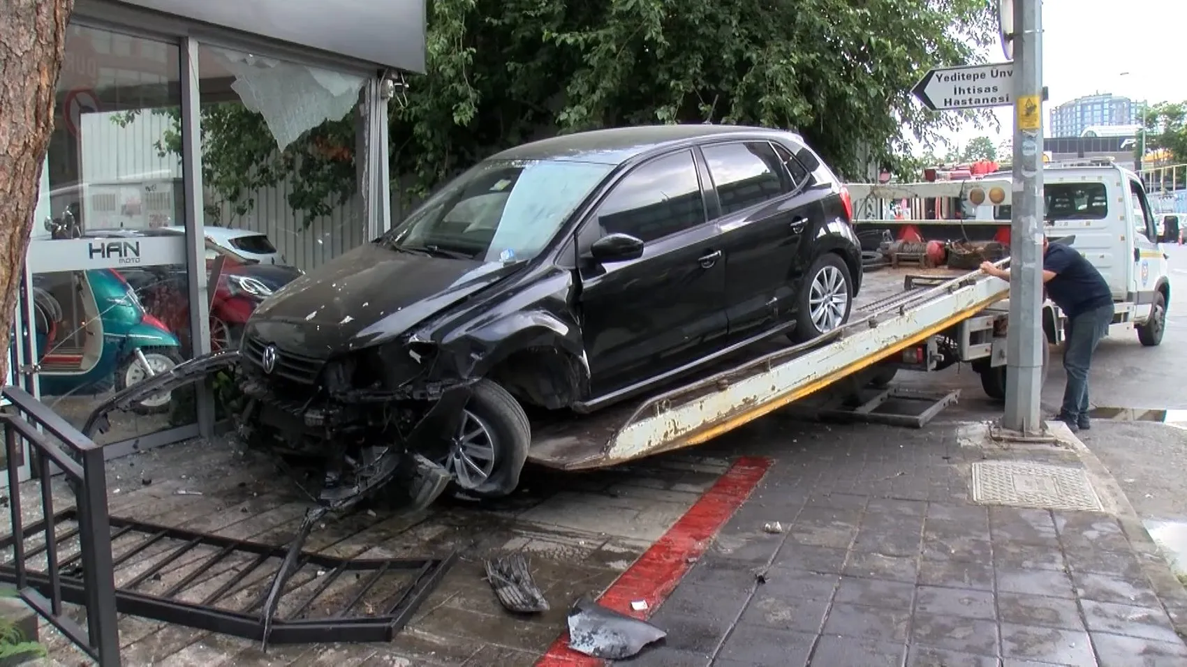 Kadıköy'de sabah trafiğinde dükkana dalan otomobil ortalığı birbirine kattı