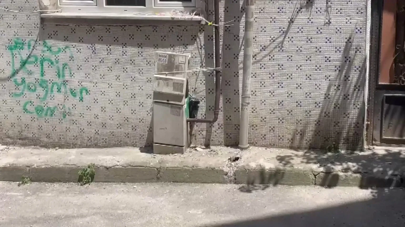 Bayrampaşa'da bir kadının başına beton parçası düştü