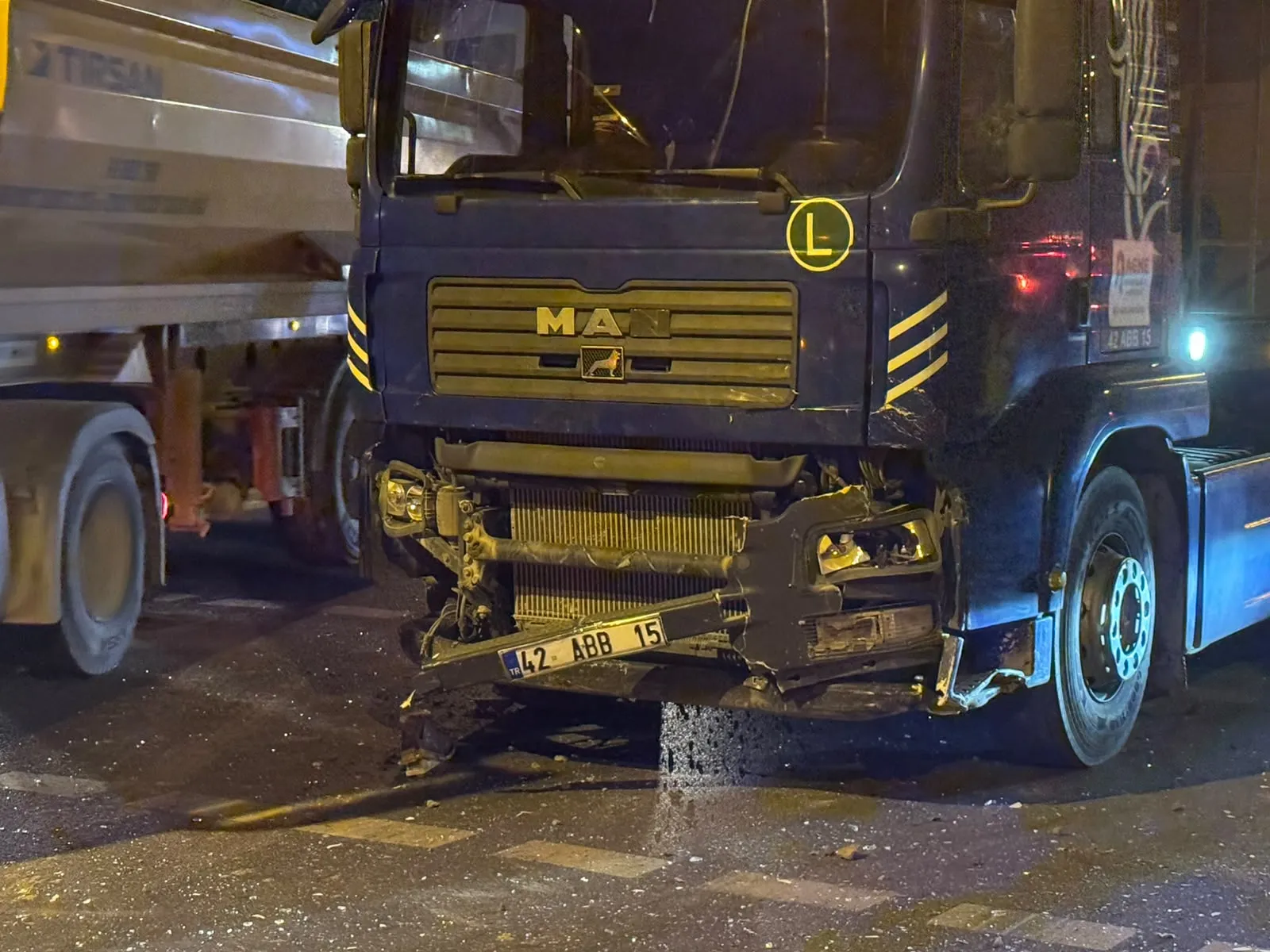 Ümraniye’de gece vakti kamyon ve otomobil çarpıştı