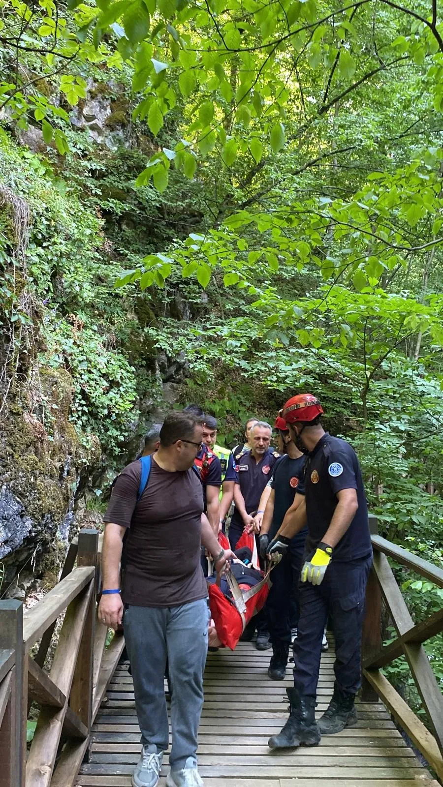 Oylat Şelalesi'nde kaza 3 metre yükseklikten düştü