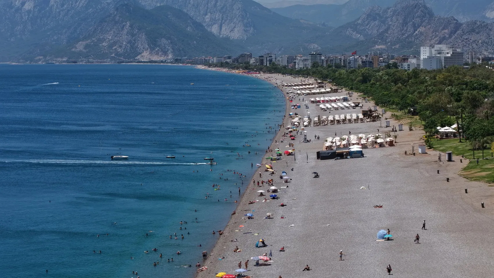 Antalya kavurucu sıcaklarla imtihan veriyor