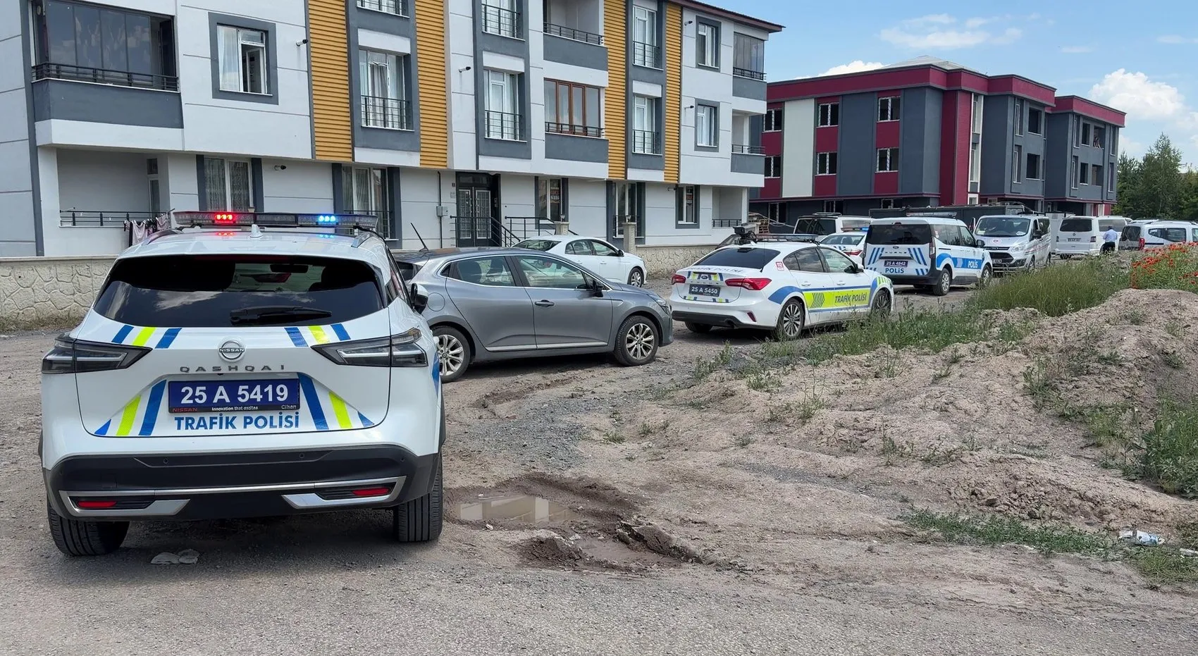 Erzurum'da inşaat haczi gerginliği İşçiler direndi, polis müdahale etti