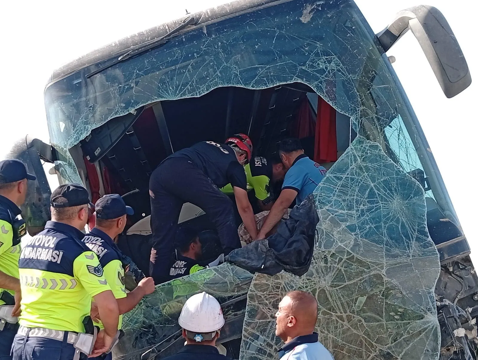 Aksaray yolunda otobüs kazası Çok sayıda yaralı var