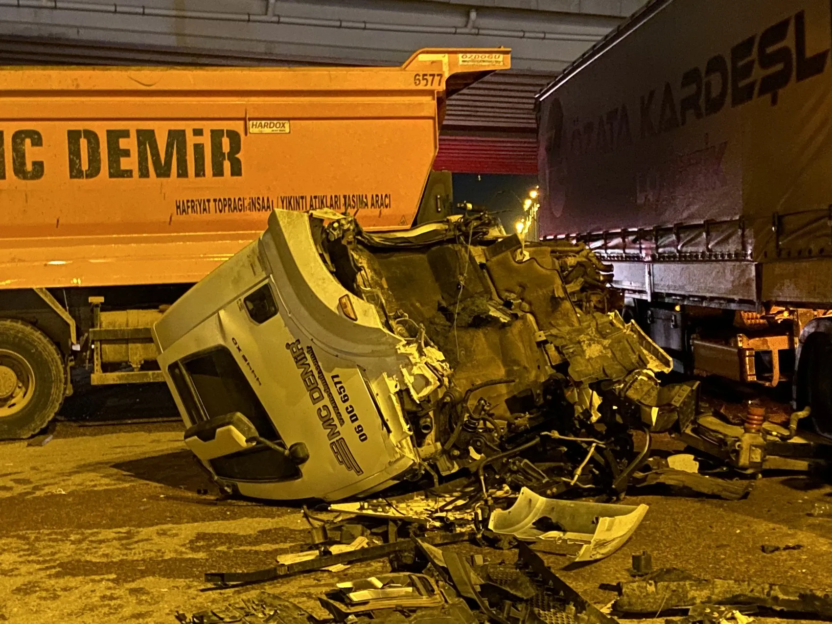 Sincan'da feci kaza Hafriyat kamyonu ikiye ayrıldı