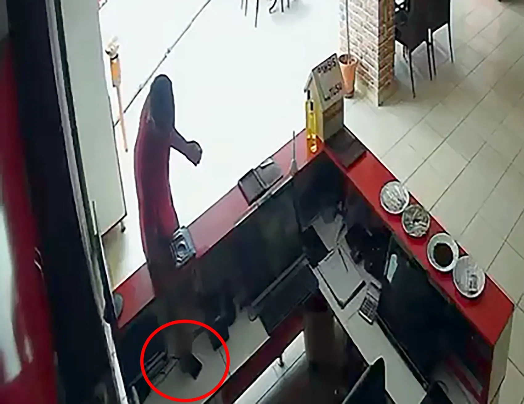 Adana'da tuvalet bahanesiyle girdiği yerlerden hırsızlık yapan kişi yakalandı
