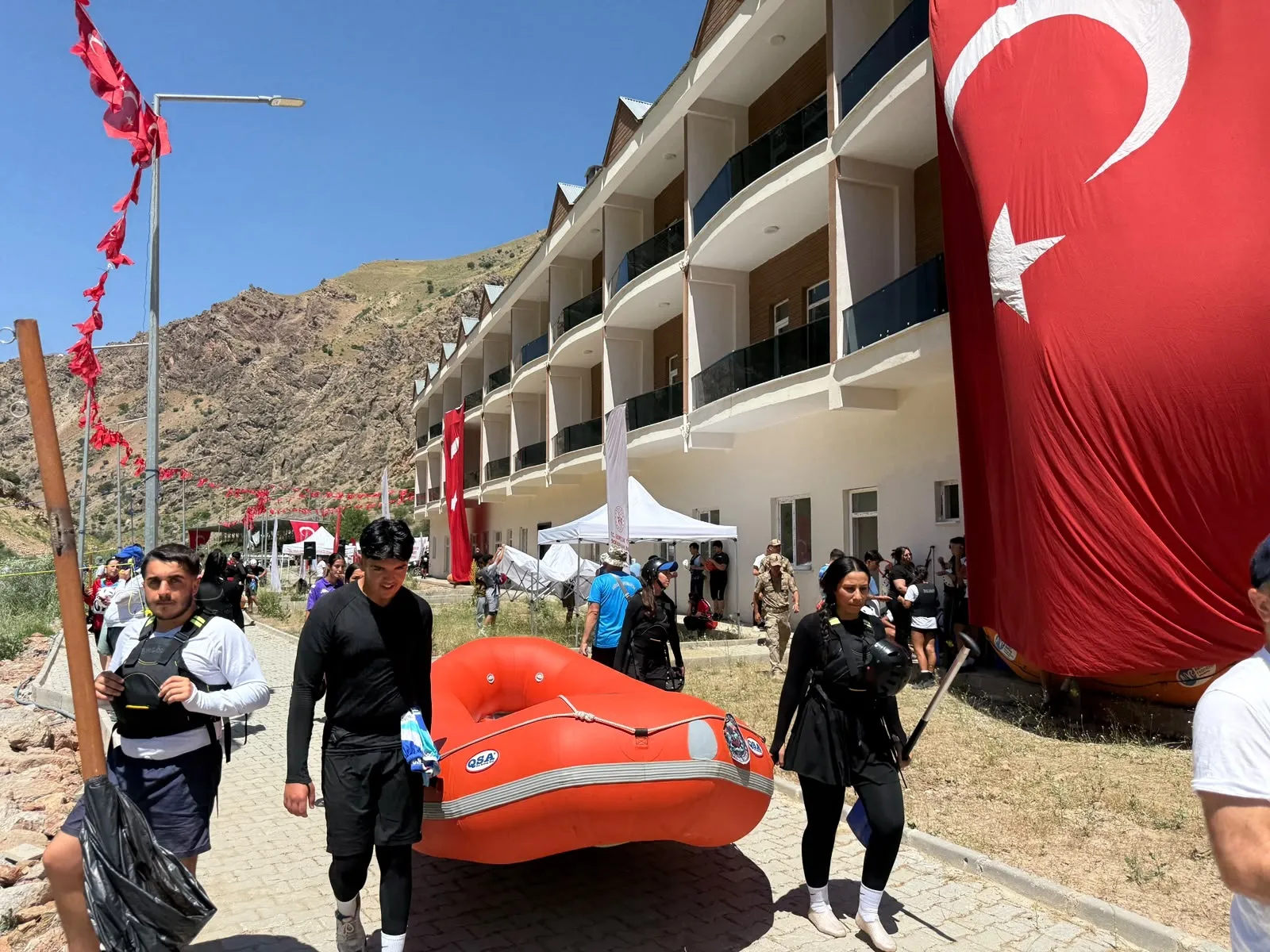 Botan Çayı Rafting Şampiyonası için 180 sporcuyu ağırlıyor