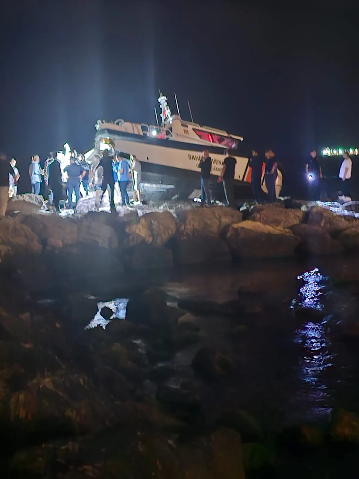 Giresun sahilinde gece yarısı kaza Sahil Güvenlik botu kayalıklara vurdu