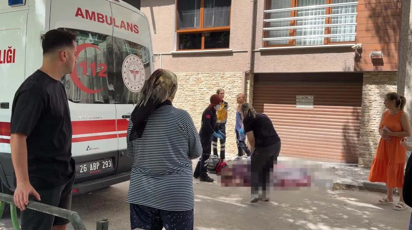 Eskişehir’de pencere faciası Yaslandığı korkuluk kopunca yere çakıldı