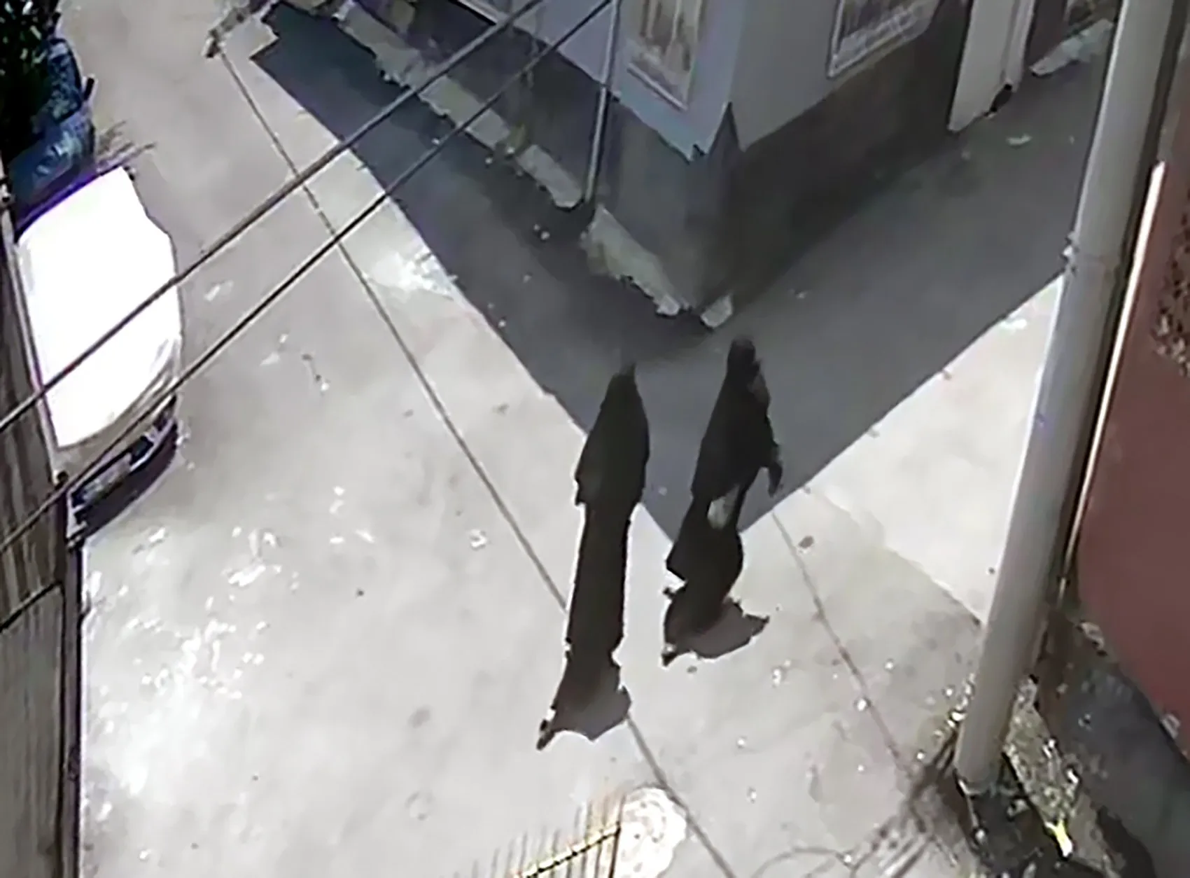 Adana'da çarşaflı hırsızlık şüphelileri güvenlik kamerasına yakalandı