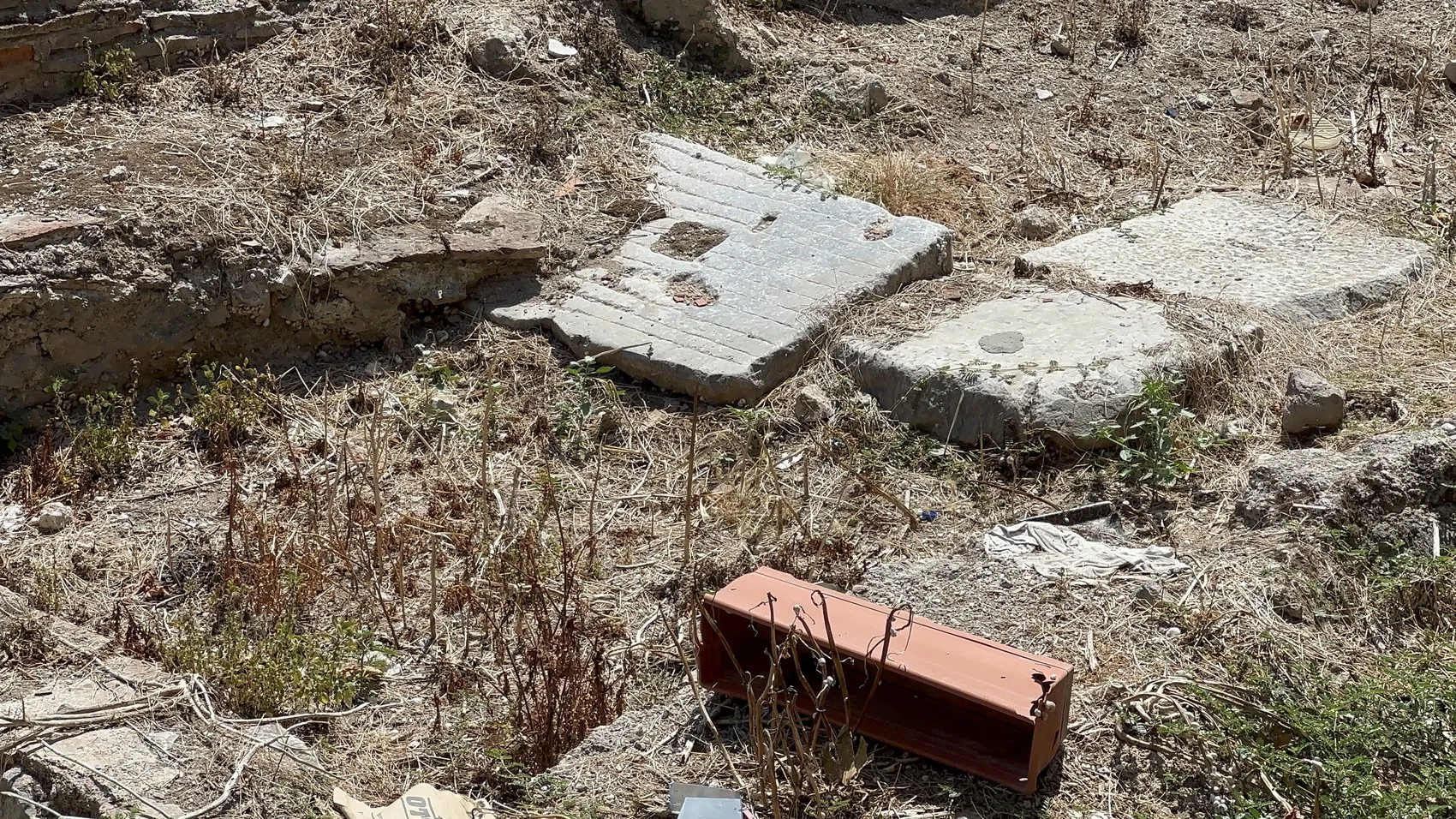 İznik’teki Roma hamamı çöplüğe döndü