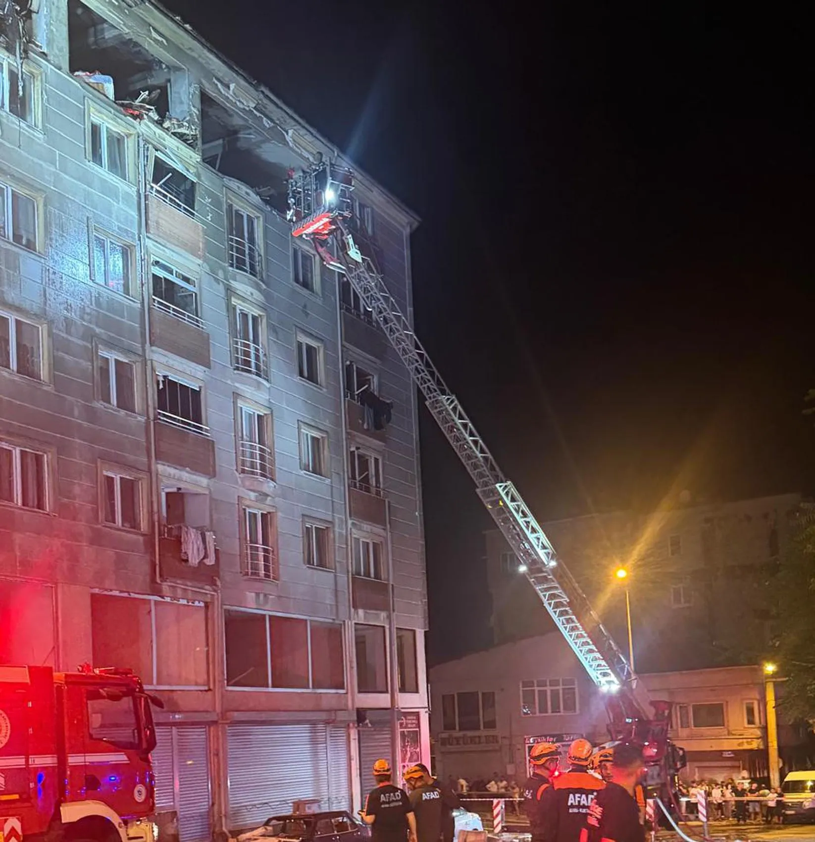 Çorlu'da apartman dairesinde patlama 2 kişi hayatını kaybetti