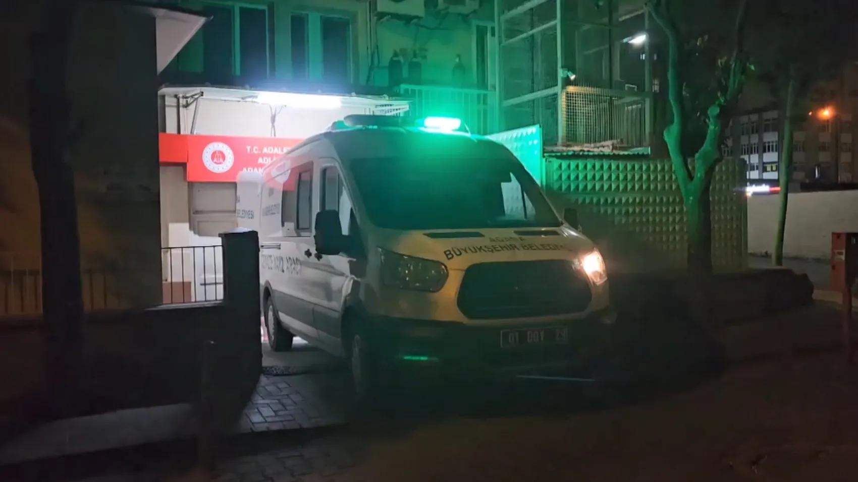 Adana'da 24 yaşındaki genç kadın sokak ortasında vuruldu