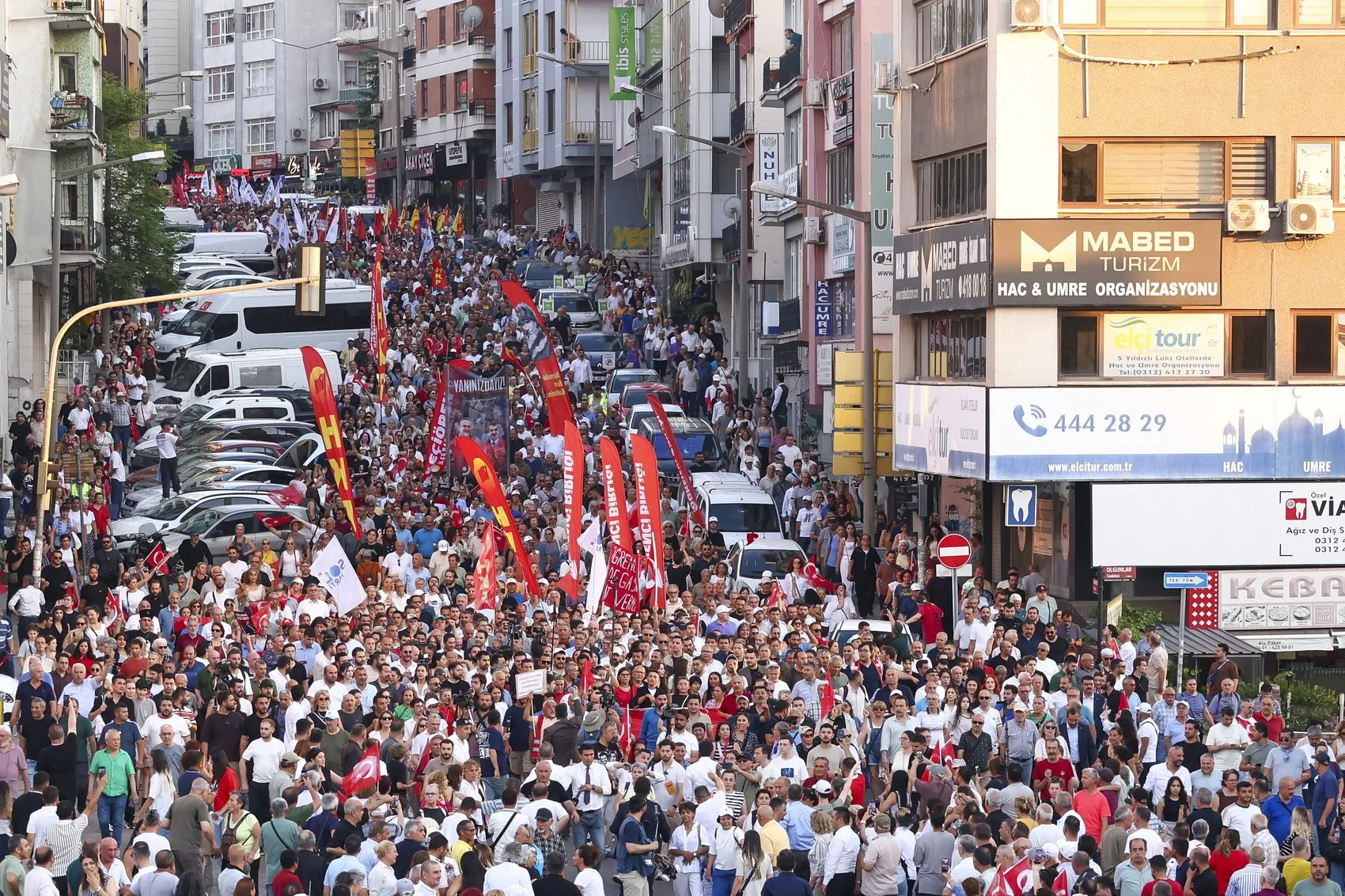 Özgür Özelden çocukların siyasete alet edilmesine sert tepki