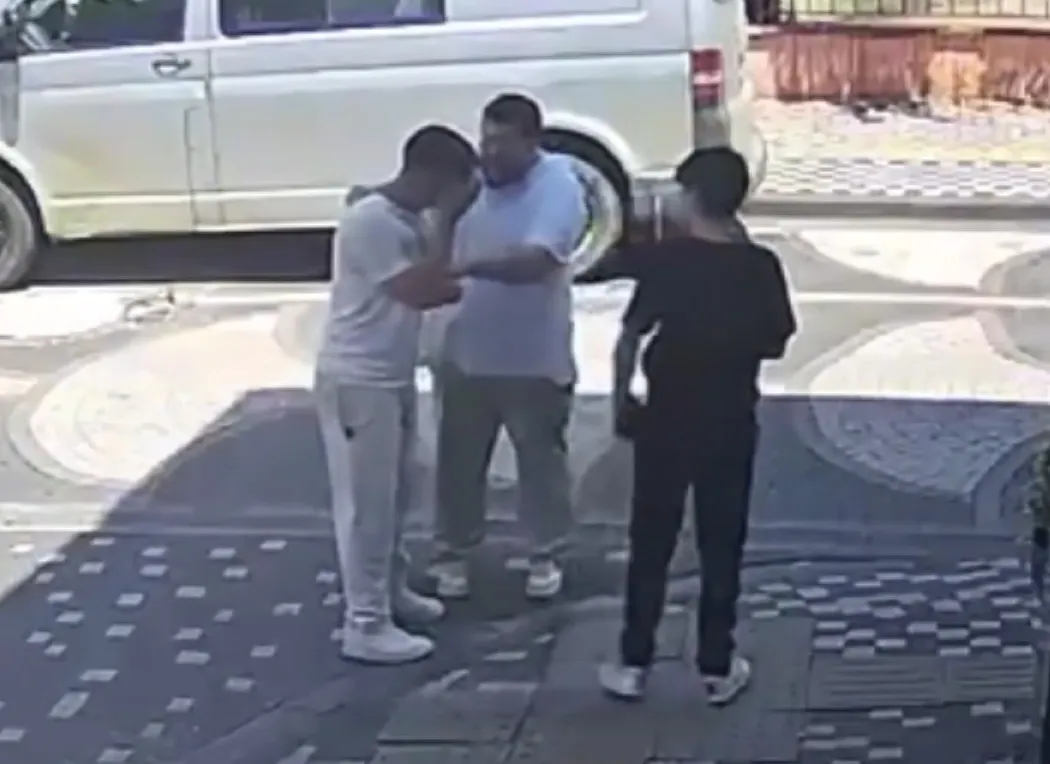 Keşan'da kuaförün 12 yaşındaki çırağını sokak ortasında dövdüğü anlar kamerada