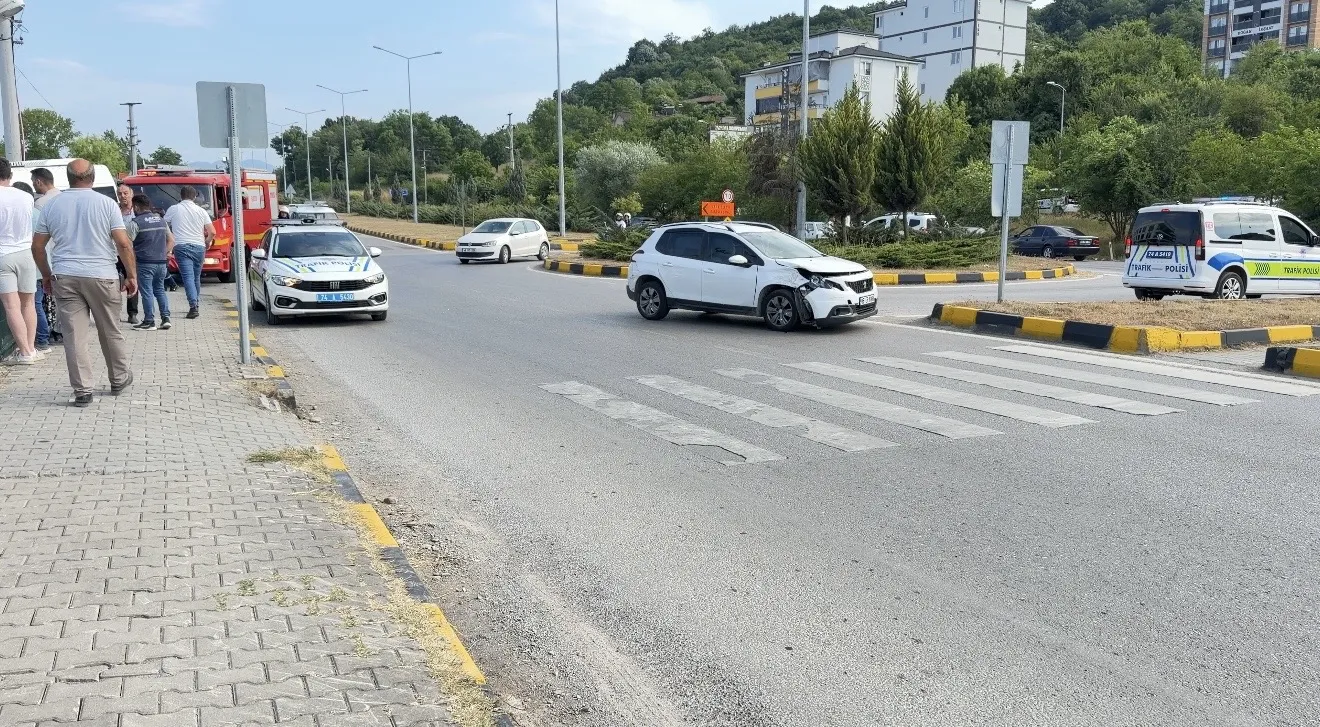 Bartın’da işçi servisi kazası 3 kişi yaralandı