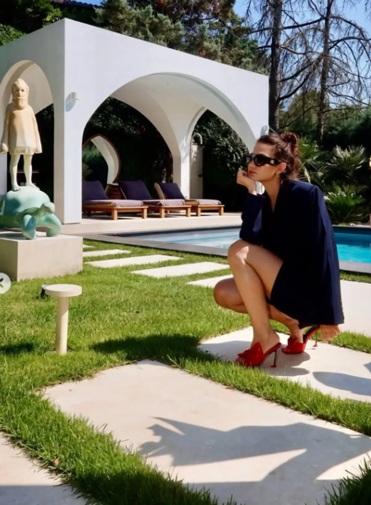 Demet Özdemir den cesur poz! Havuz başındaki tarzı sosyal medyayı salladı 3