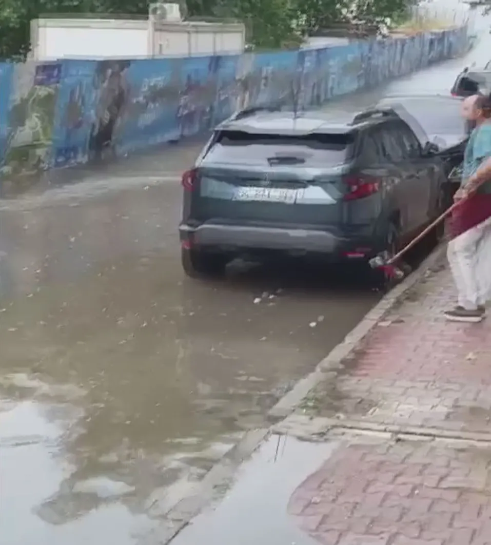 İstanbul’da aniden bastıran sağanak yolları göle çevirdi