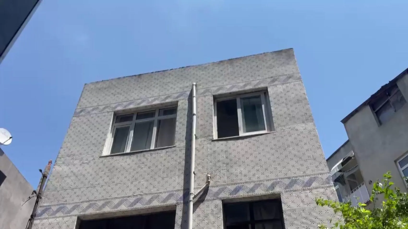 Bayrampaşa'da bir kadının başına beton parçası düştü