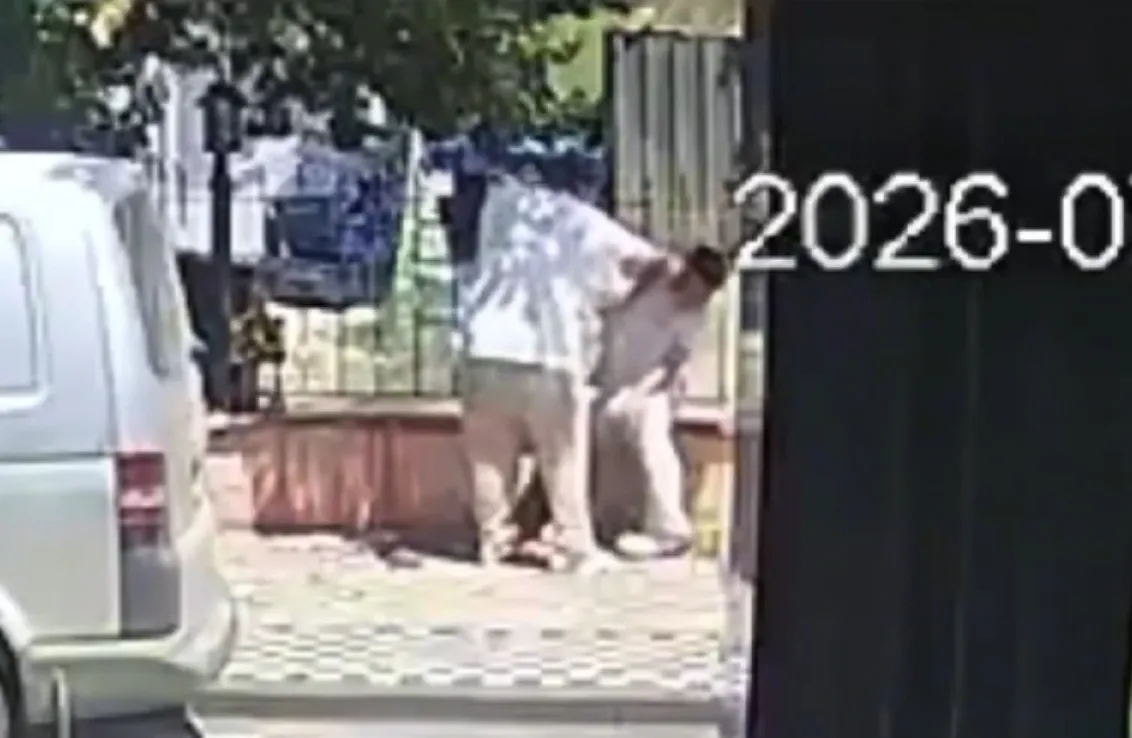 Keşan'da kuaförün 12 yaşındaki çırağını sokak ortasında dövdüğü anlar kamerada