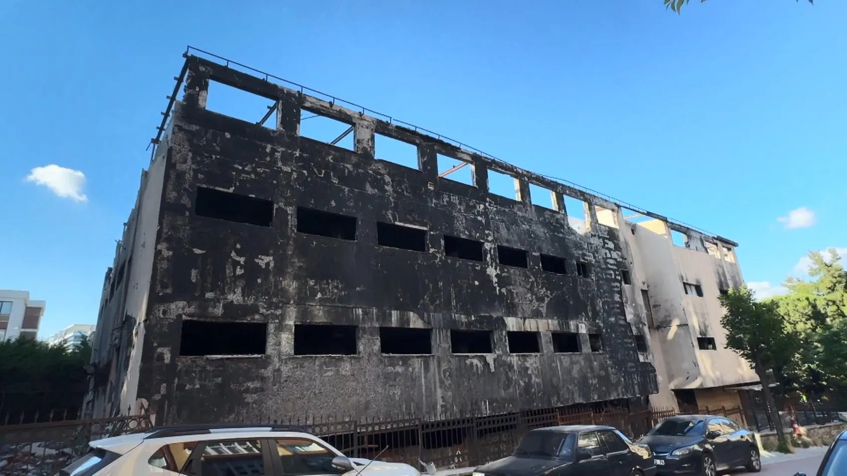 Avcılar'da yanan fabrika çürümeye terk edildi
