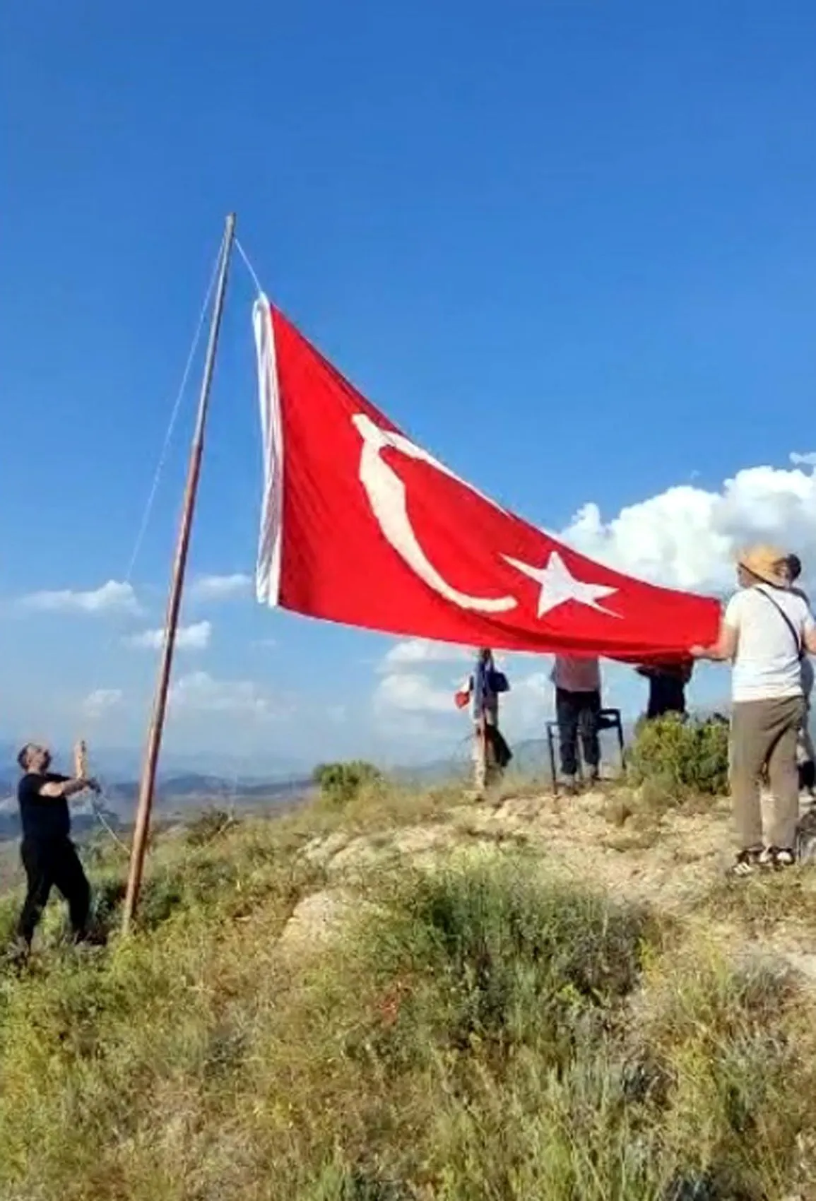 Oltu’da bir grup gönüllü Stare Dağı zirvesindeki bayrağı yeniledi