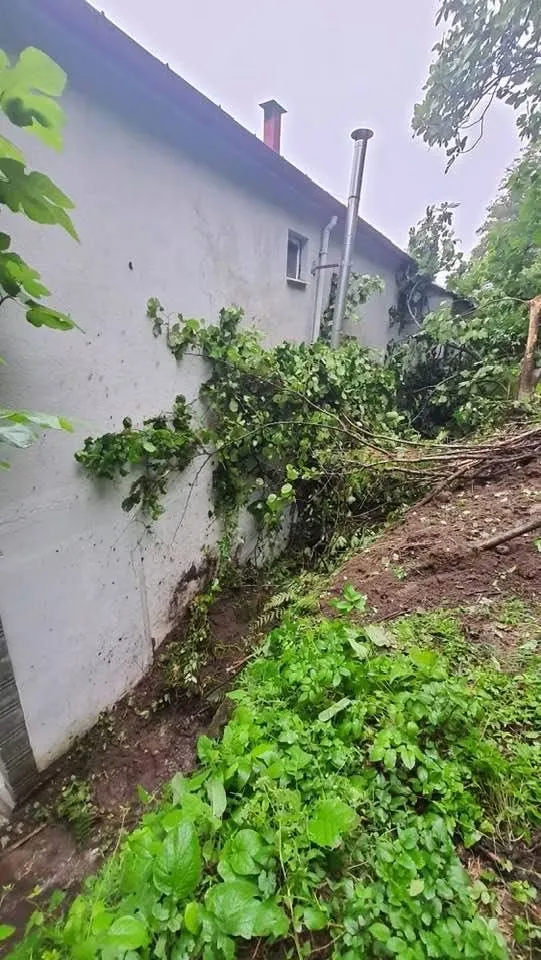 Giresun'da dev kaya parçası evin üzerine düştü