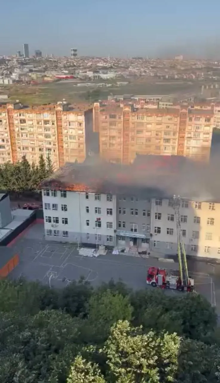 Beylikdüzü'nde okul çatısında korkutan yangın