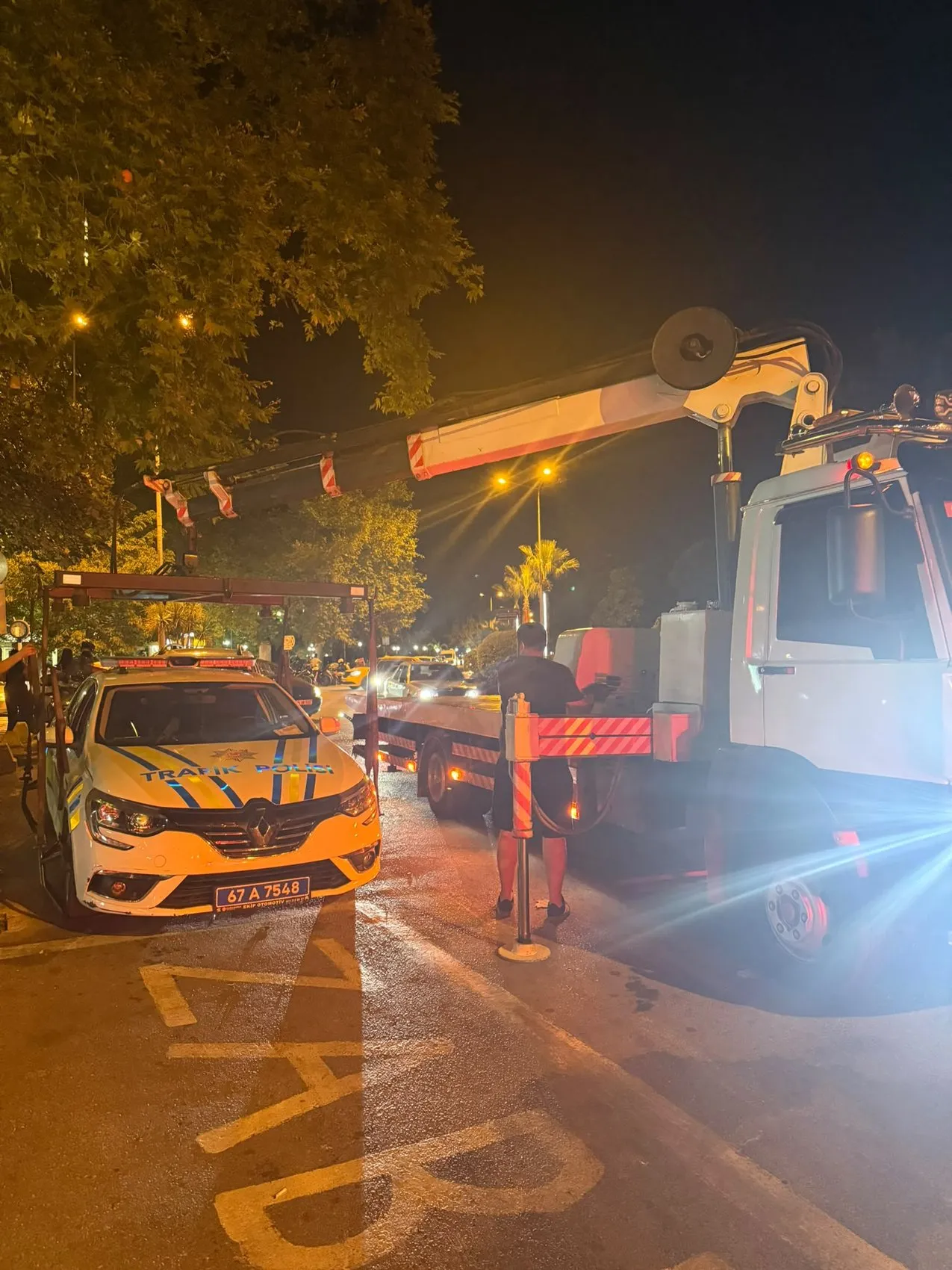 Polis otosunun motoruna sıkışan kedi için seferberlik