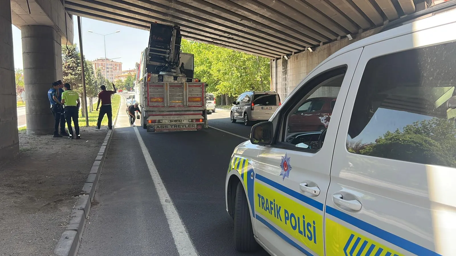 Nevşehir yolunda TIR köprüye takılınca trafik kilitlendi
