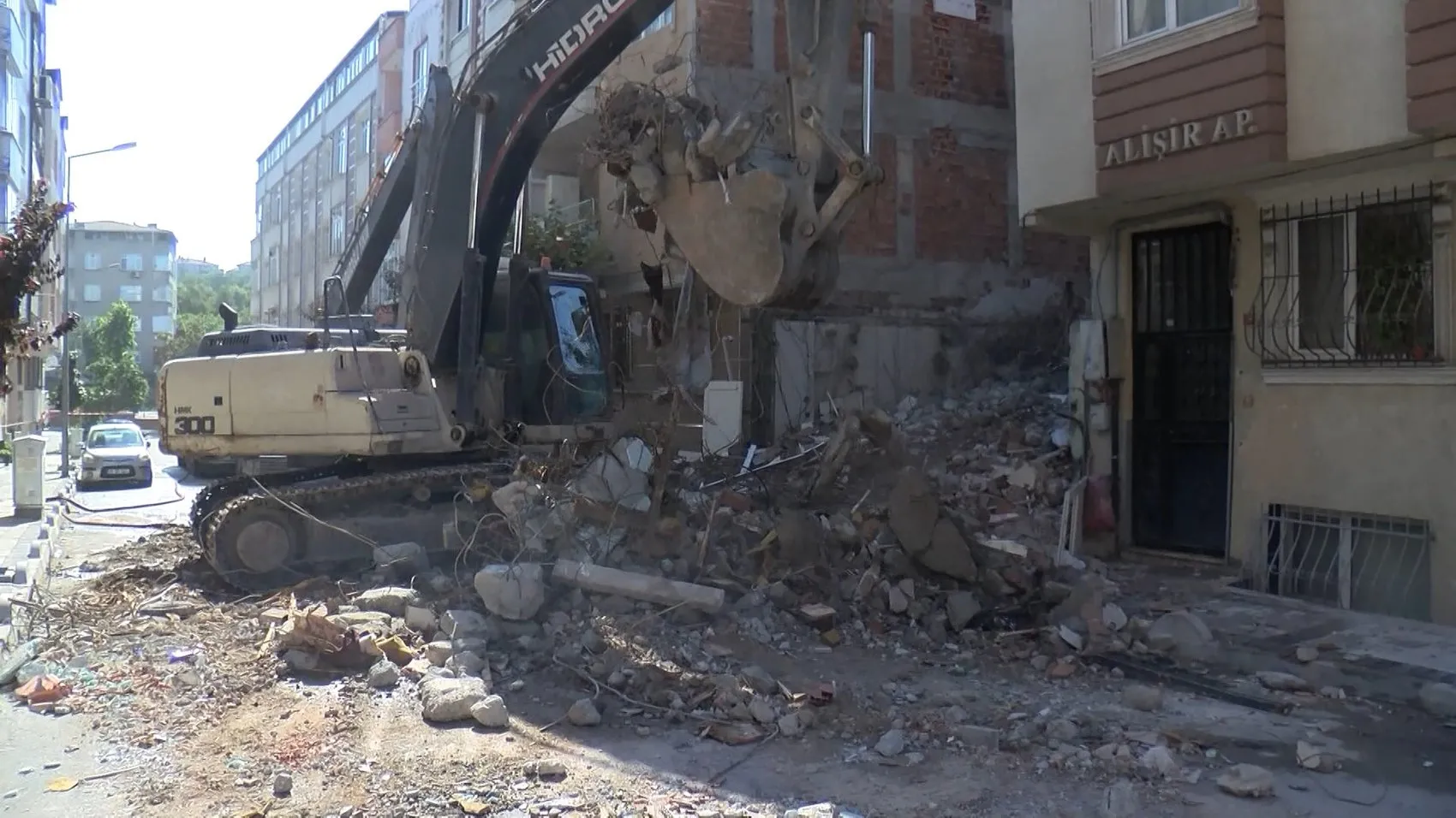 Gaziosmanpaşa'da yıkım faciası Molozlar uyuyan baba ve kızının üzerine düştü