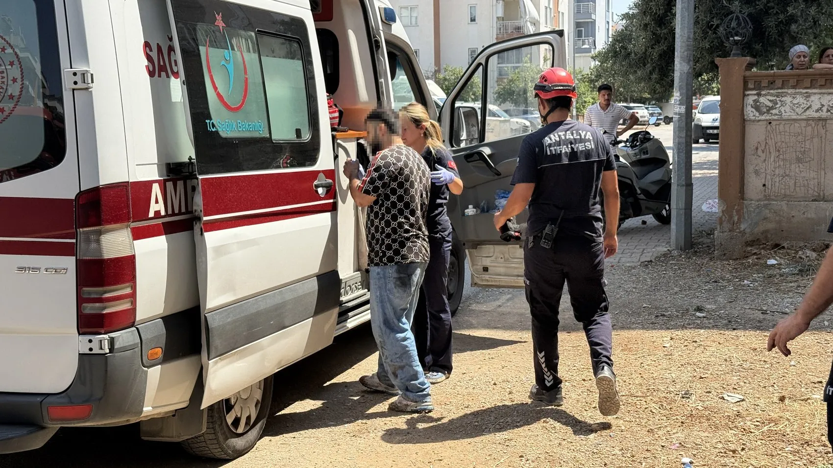 Antalya'da inşaat çukuruna düşen genç itfaiye ekiplerince kurtarıldı