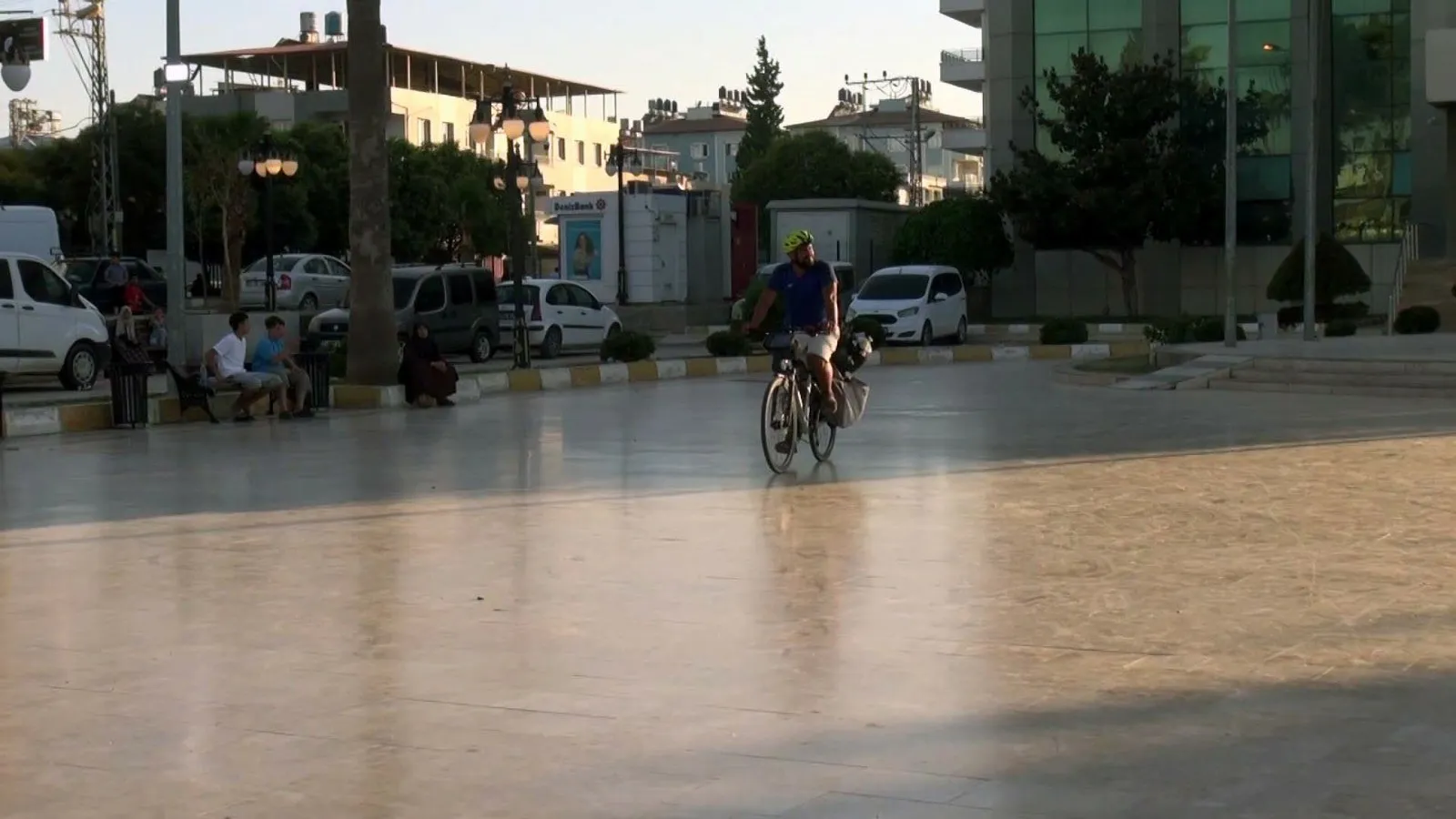 Annesinin vasiyeti için bisikletle Mekke yoluna düştü