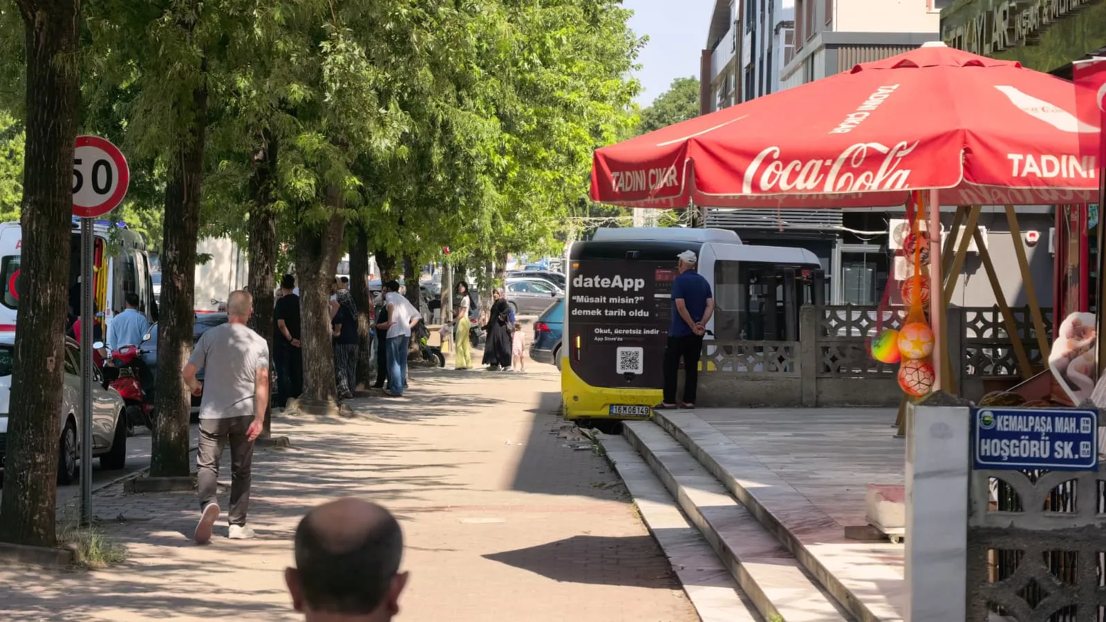 İnegöl'de kontrolden çıkan minibüs dükkana daldı