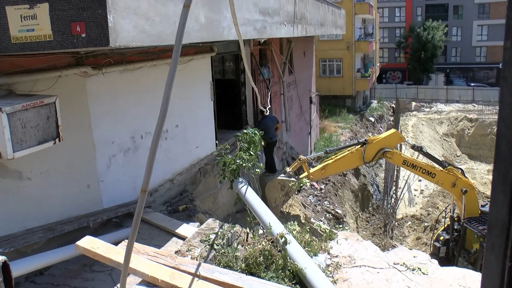 Küçükçekmece'de bina çöktü mahsur kalanlar var
