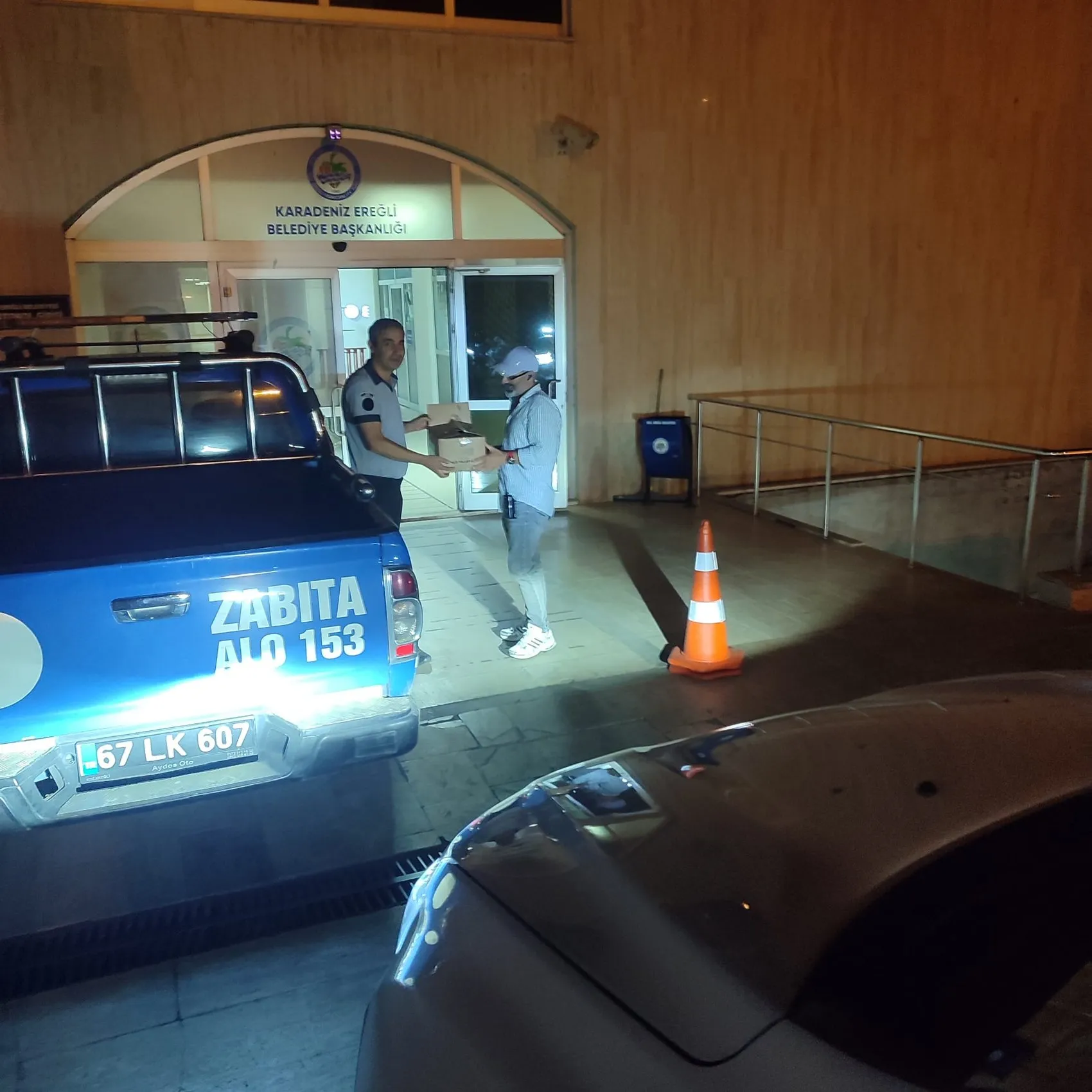 Polis otosunun motoruna sıkışan kedi için seferberlik