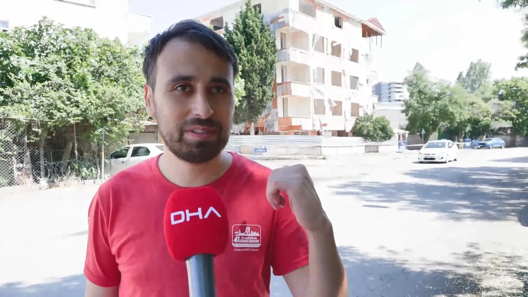 Kartal’da boşaltılan binanın balkonları gece yarısı büyük gürültüyle çöktü