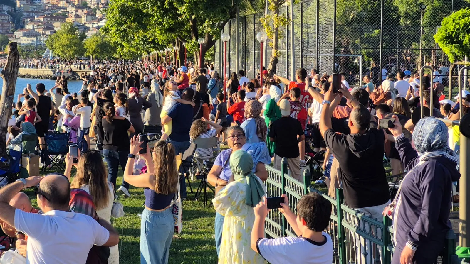 SOLOTÜRK Ereğli semalarında gösteri uçuşu yaptı